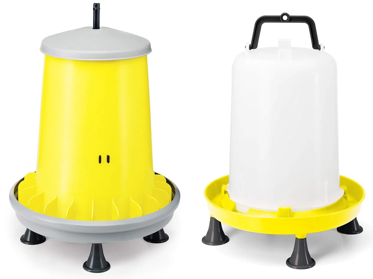 Zootec Mangiatoia per Galline, antispreco, Asta Regolazione del mangime, Coperchio e Piedini. capacità 18 kg. + Abbeveratoio per Galline a sifone in plastica con Manico e Piedini. capacità 15 Litri.