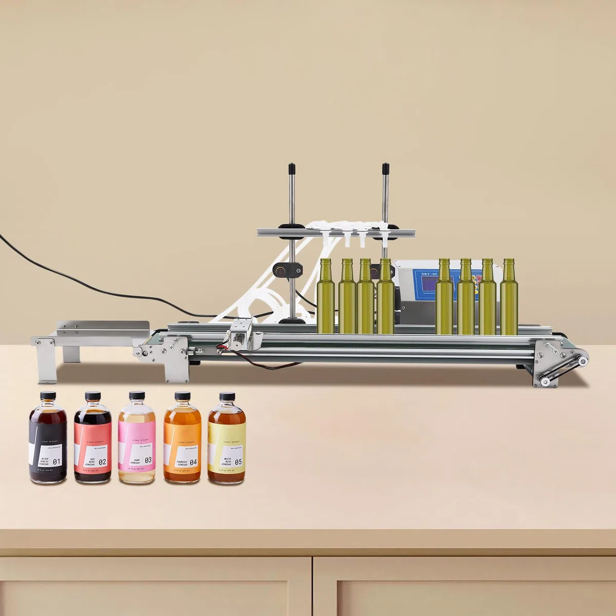Riempitrice liquida da 150 W, 1-4 ugelli, volume di riempimento regolabile, 10-500 ml, riempitrice automatica di bottiglie con trasportatore per cinture