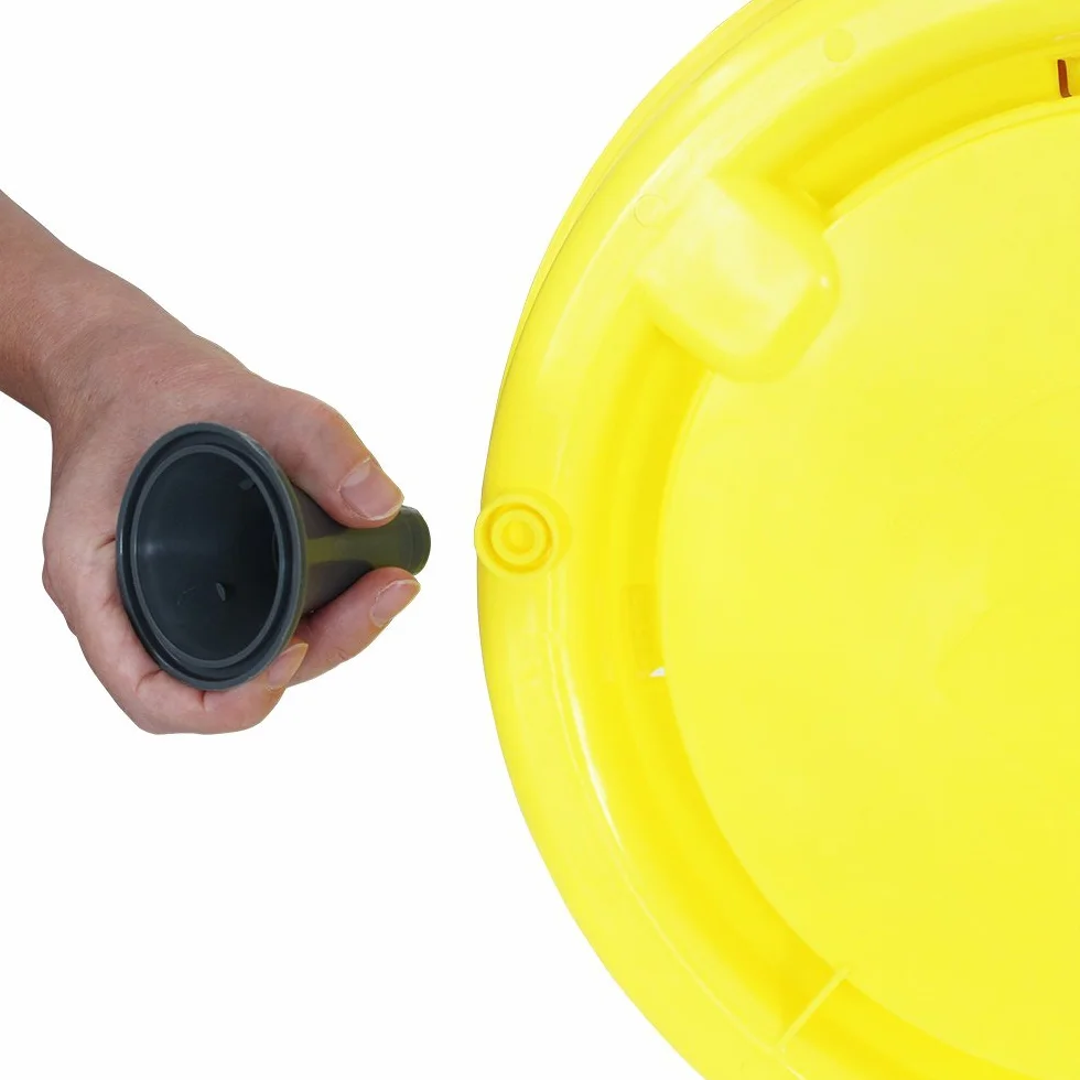 Zootec Mangiatoia per Galline, antispreco, Asta Regolazione del mangime, Coperchio e Piedini. capacità 18 kg. + Abbeveratoio per Galline a sifone in plastica con Manico e Piedini. capacità 15 Litri.